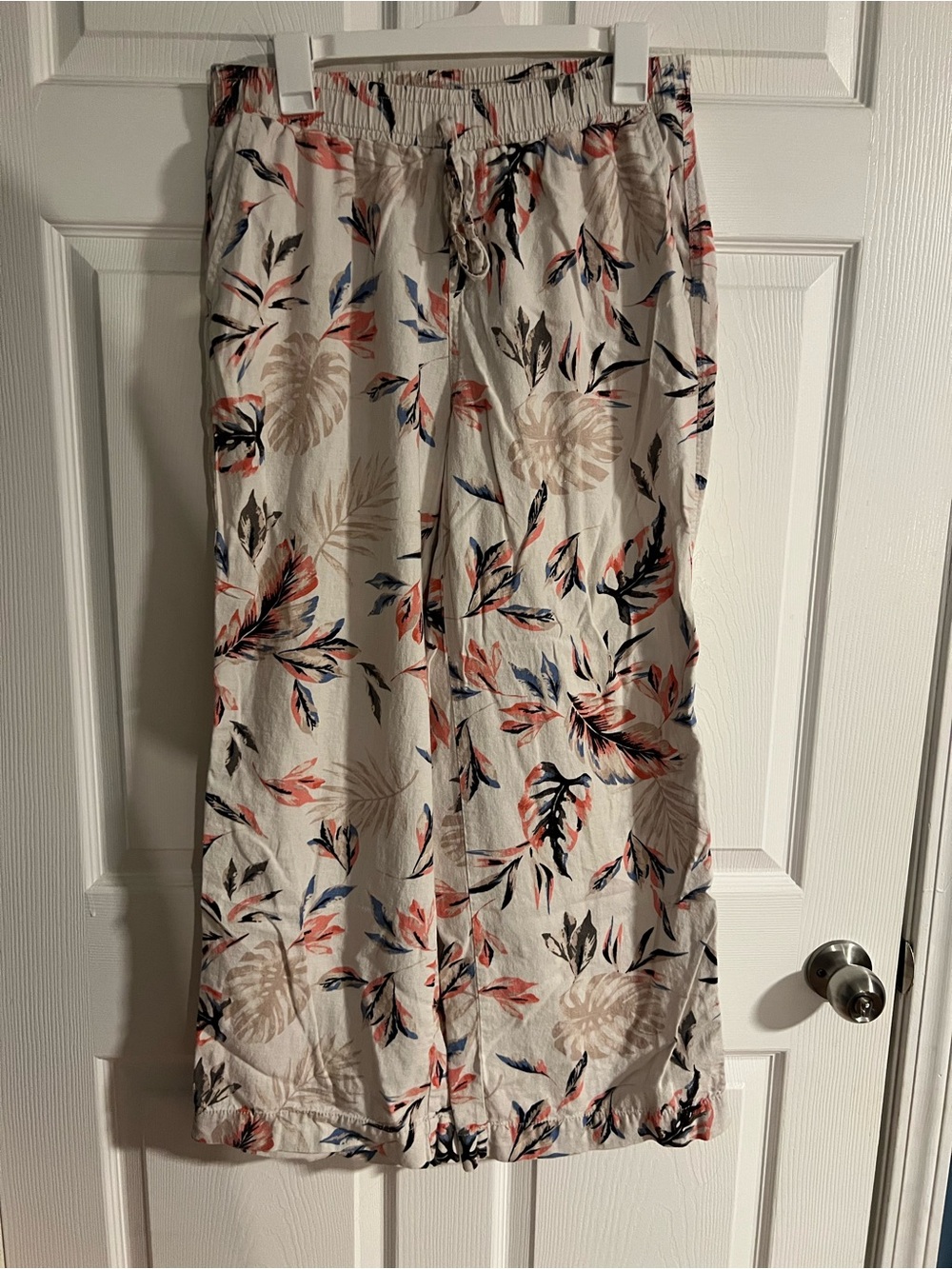 Briggs New York Cream Wide-Leg Tropical Print Pants